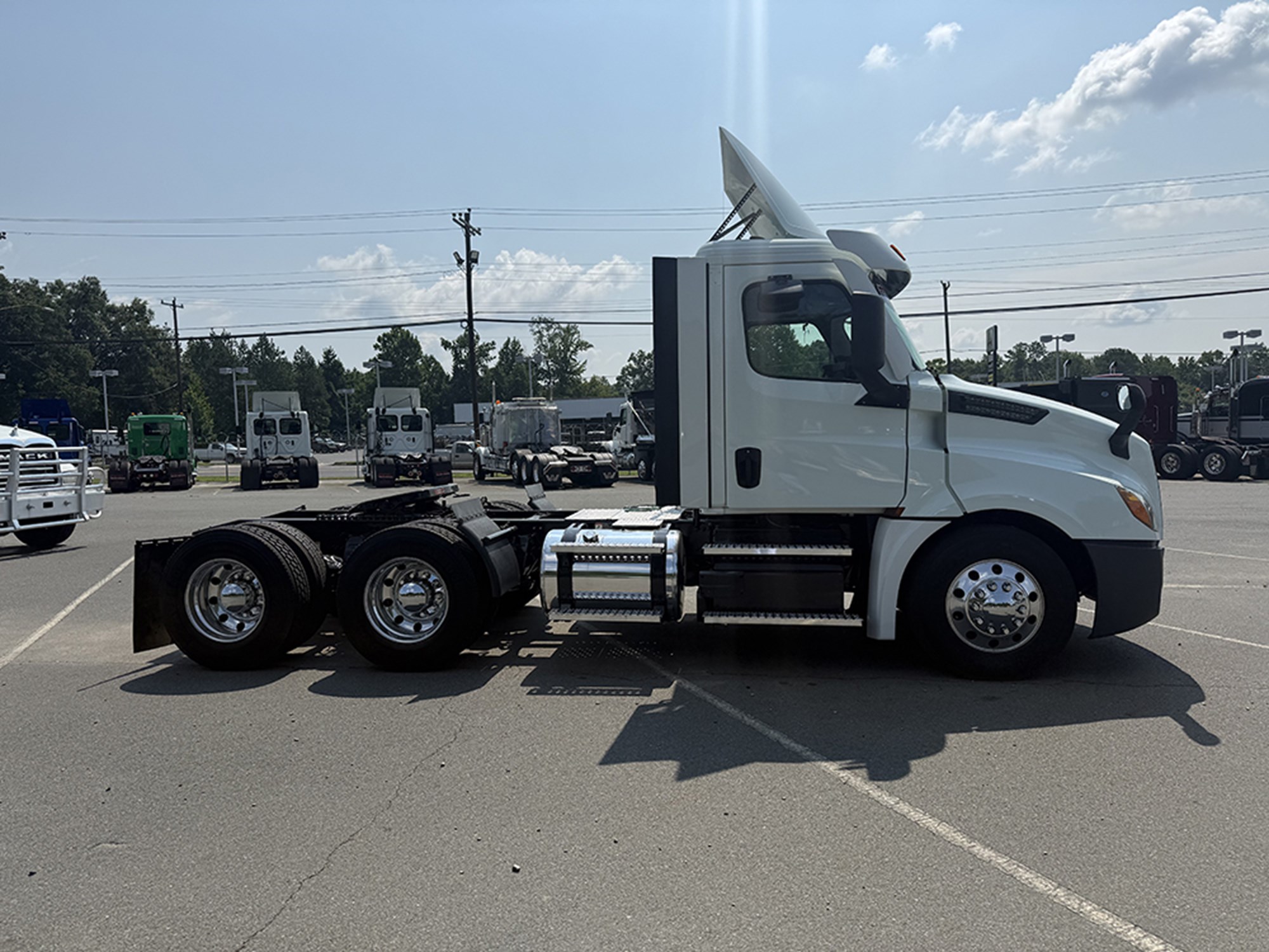 2020 Freightliner Cascadia 126 2020 Freightliner Cascadia 126 - image 3 of 6
