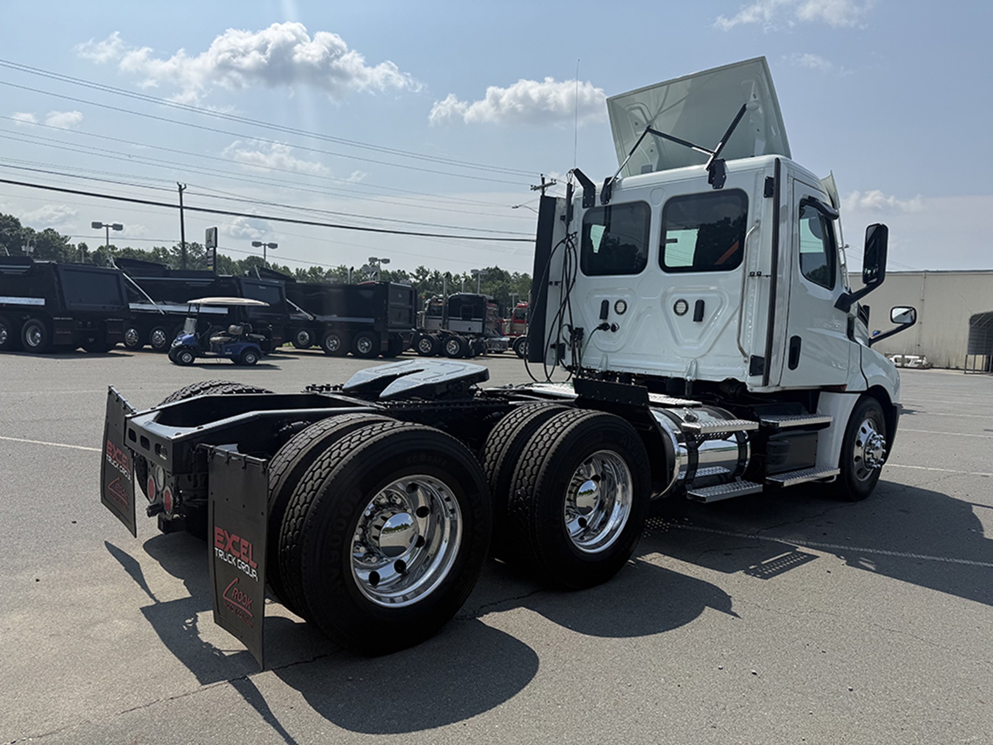 2020 Freightliner Cascadia 126 2020 Freightliner Cascadia 126 - image 4 of 6