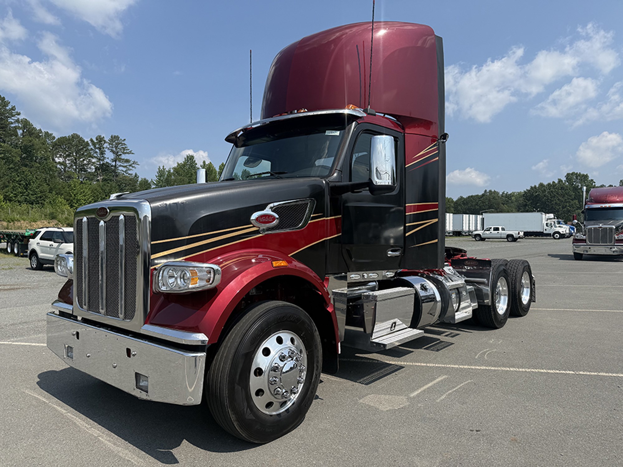2023 Peterbilt 567 2023 Peterbilt 567 - image 1 of 6