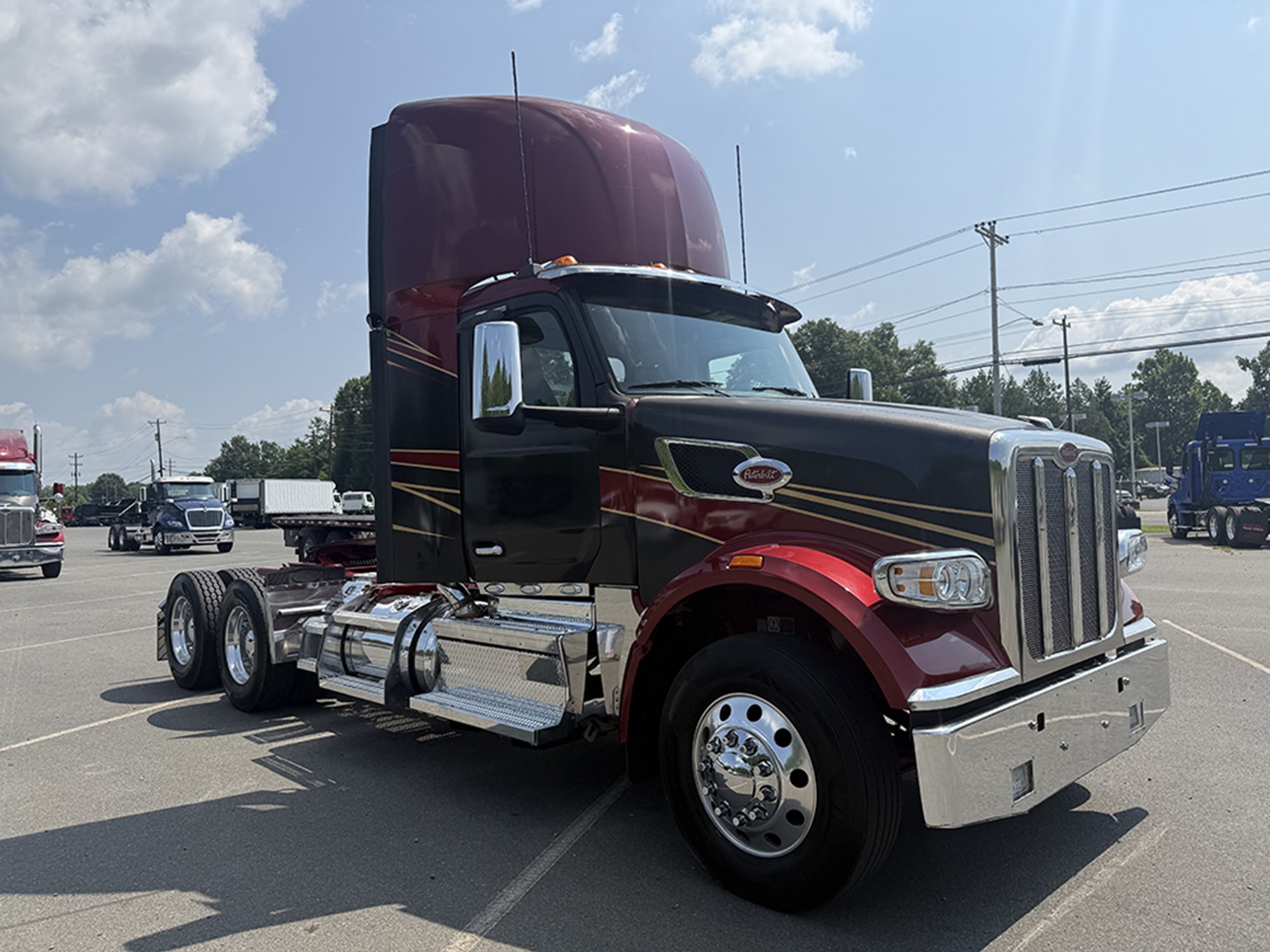 2023 Peterbilt 567 2023 Peterbilt 567 - image 2 of 6
