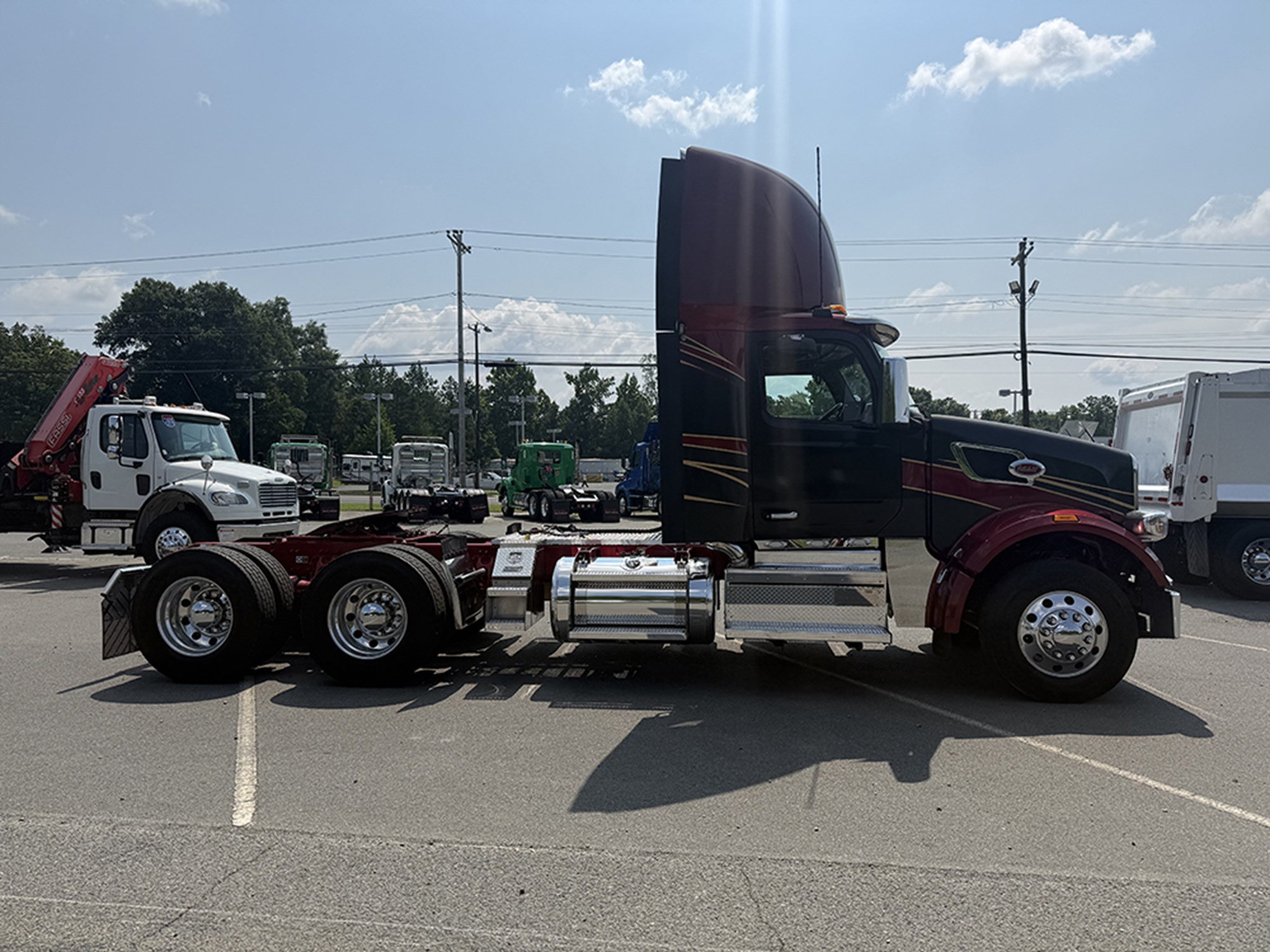 2023 Peterbilt 567 2023 Peterbilt 567 - image 3 of 6