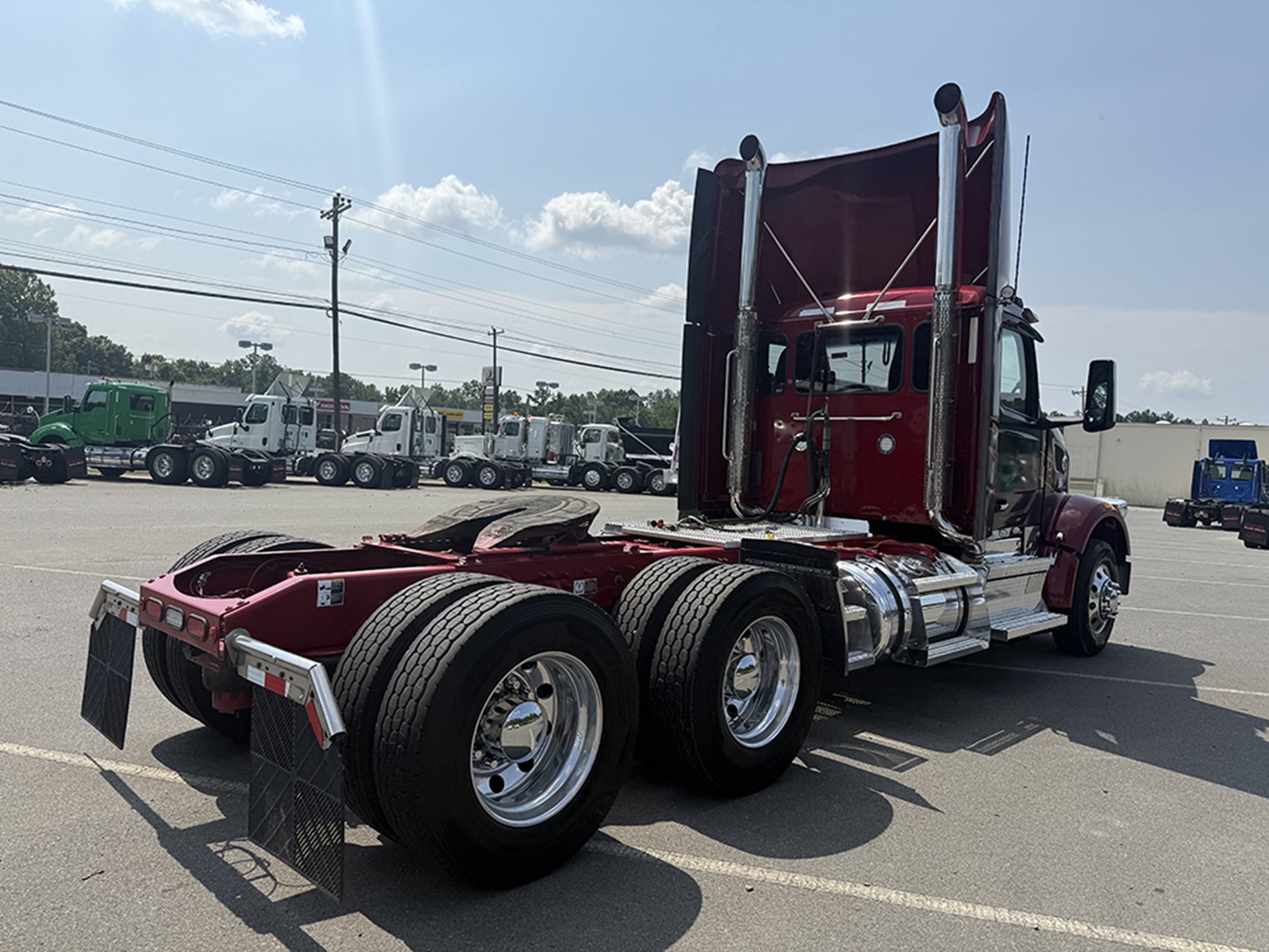 2023 Peterbilt 567 2023 Peterbilt 567 - image 4 of 6