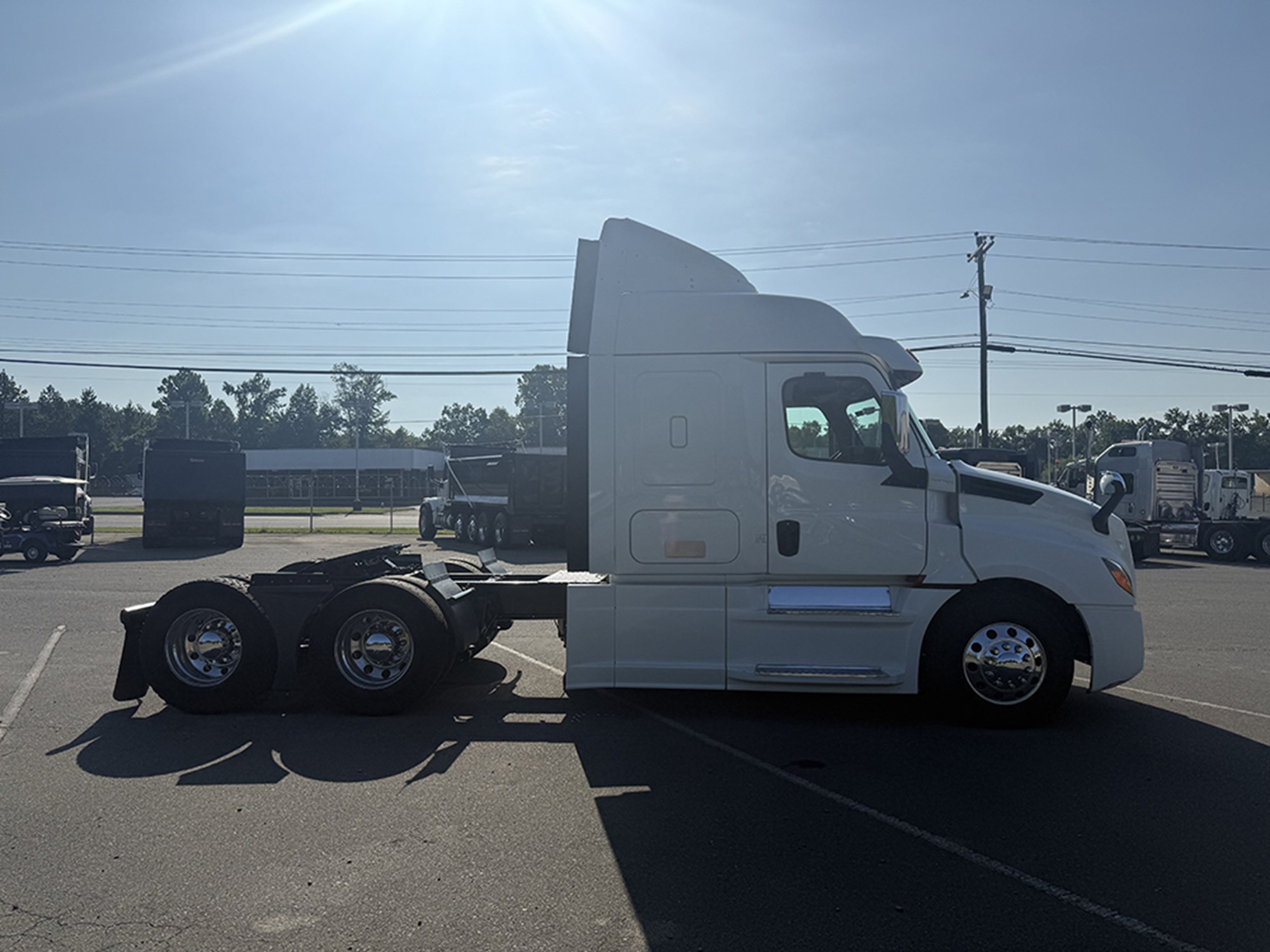 2020 Freightliner Cascadia 126 2020 Freightliner Cascadia 126 - image 3 of 6