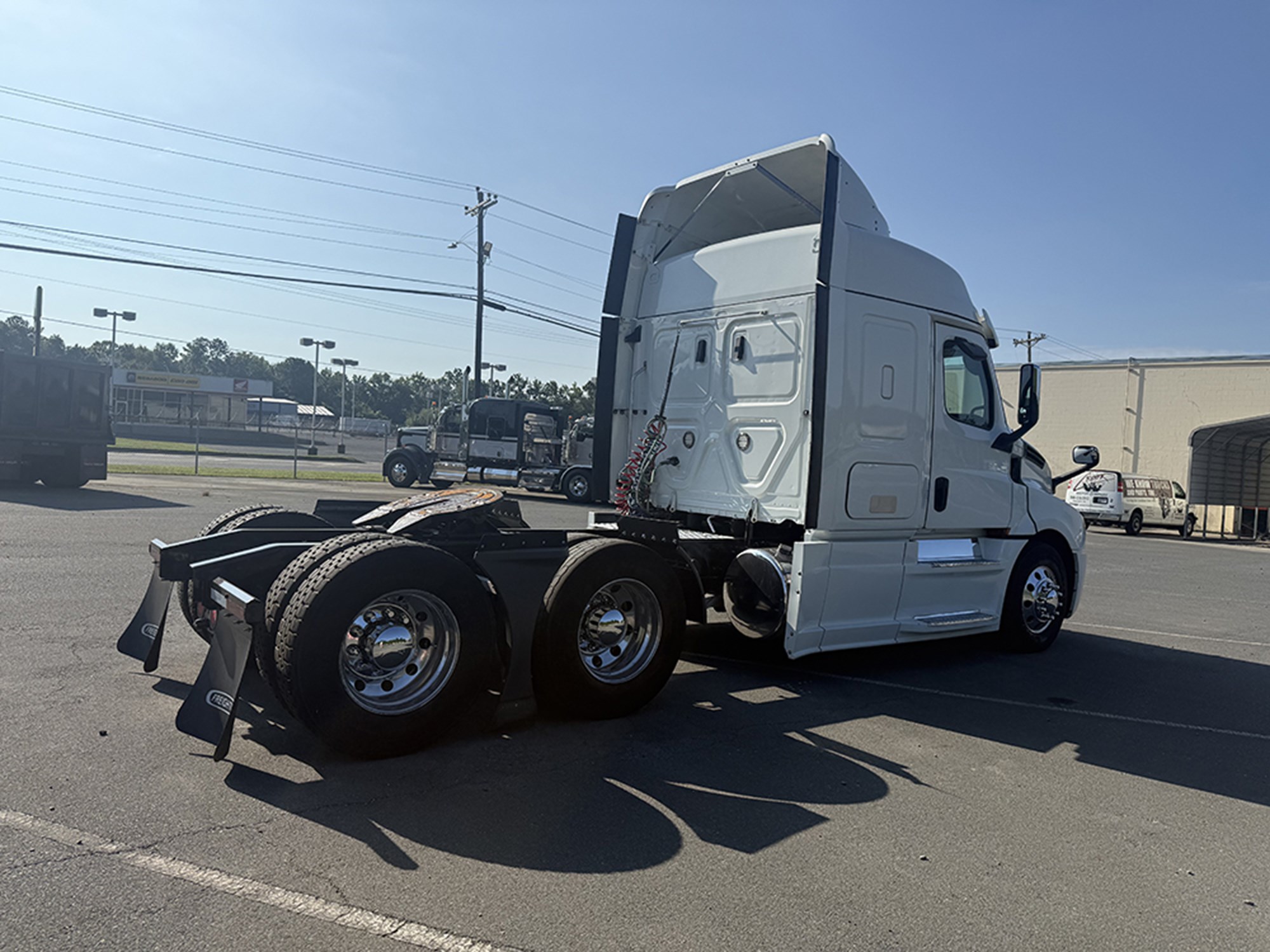 2020 Freightliner Cascadia 126 2020 Freightliner Cascadia 126 - image 4 of 6