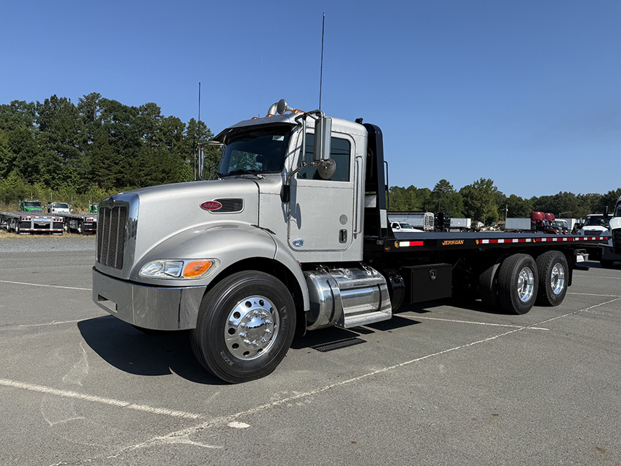 2019 Peterbilt 348 2019 Peterbilt 348 - image 1 of 6