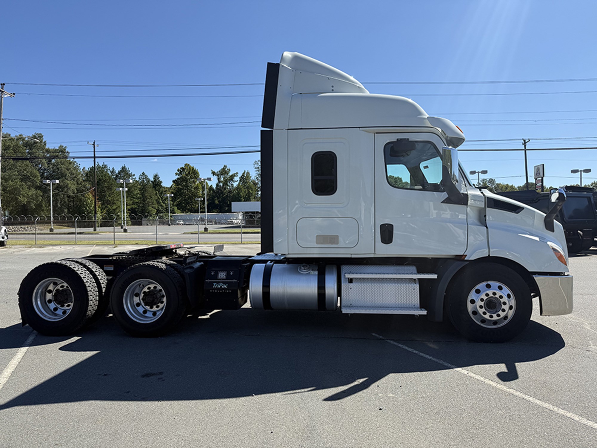 2020 Freightliner Cascadia 116 2020 Freightliner Cascadia 116 - image 3 of 6