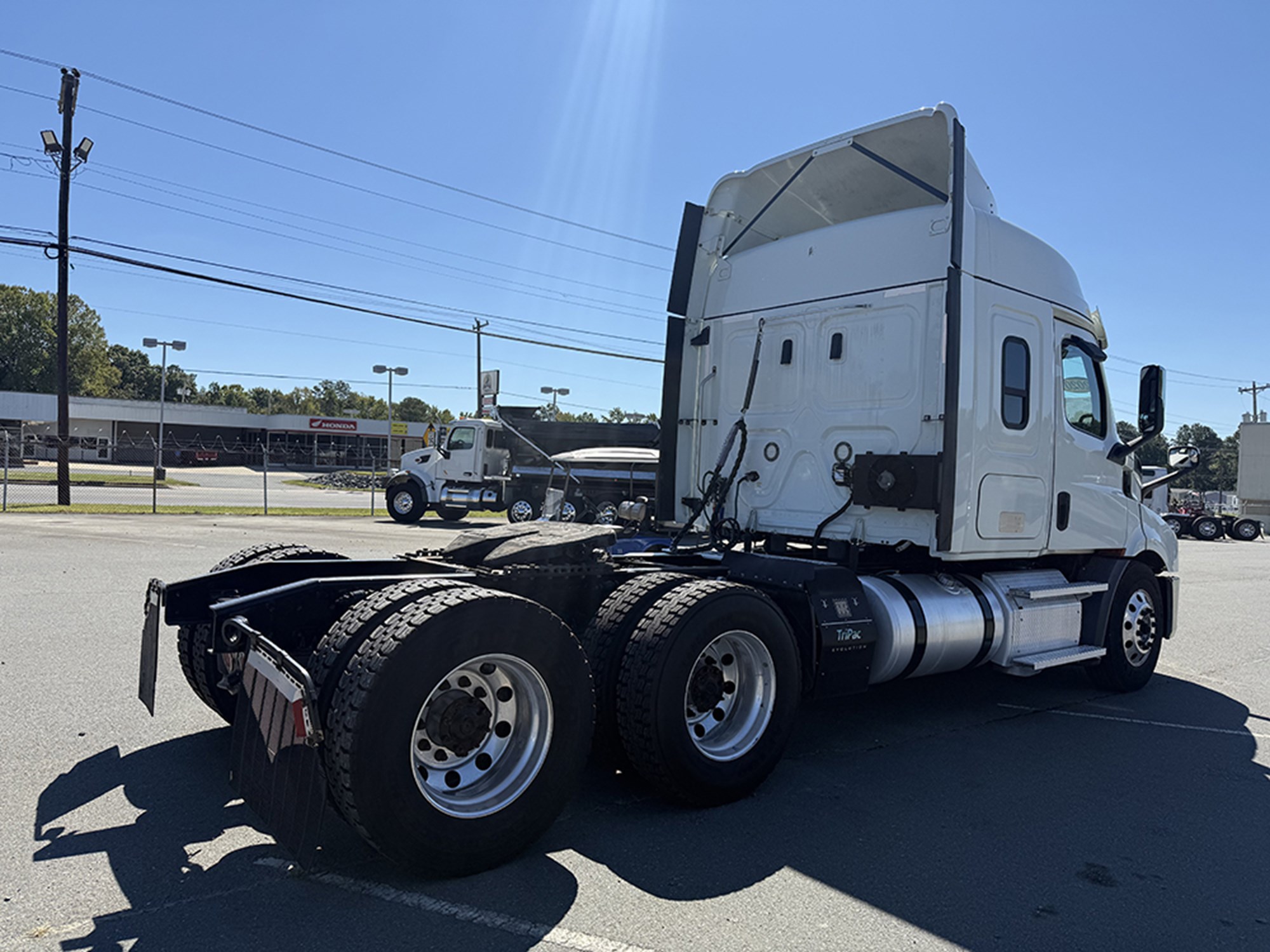 2020 Freightliner Cascadia 116 2020 Freightliner Cascadia 116 - image 4 of 6