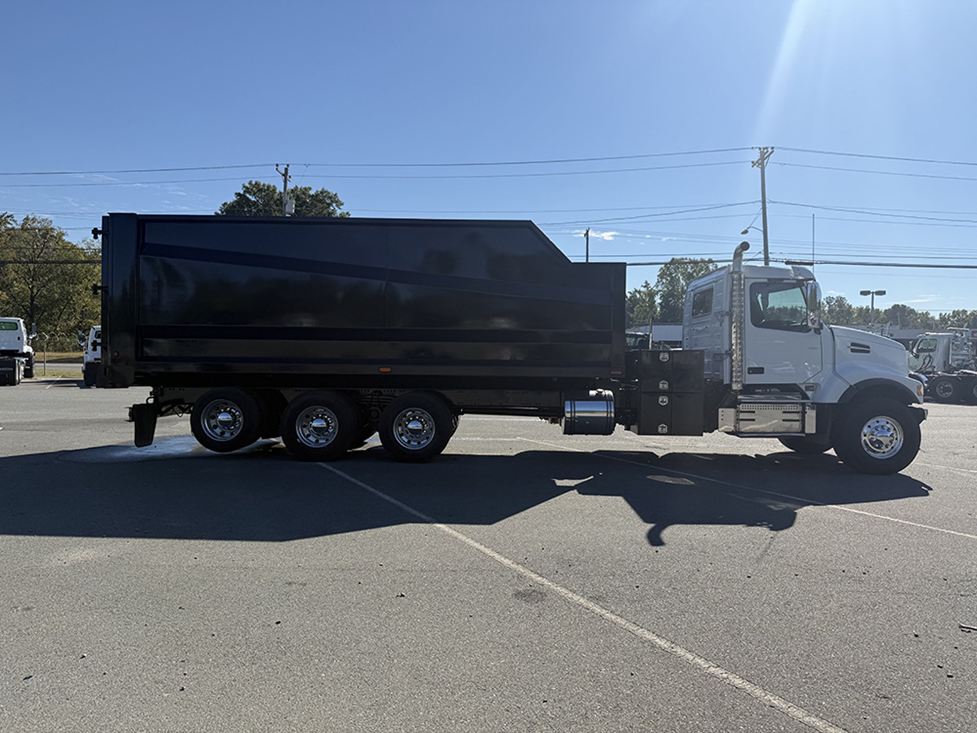 2020 Volvo VHD 2020 Volvo VHD - image 3 of 6