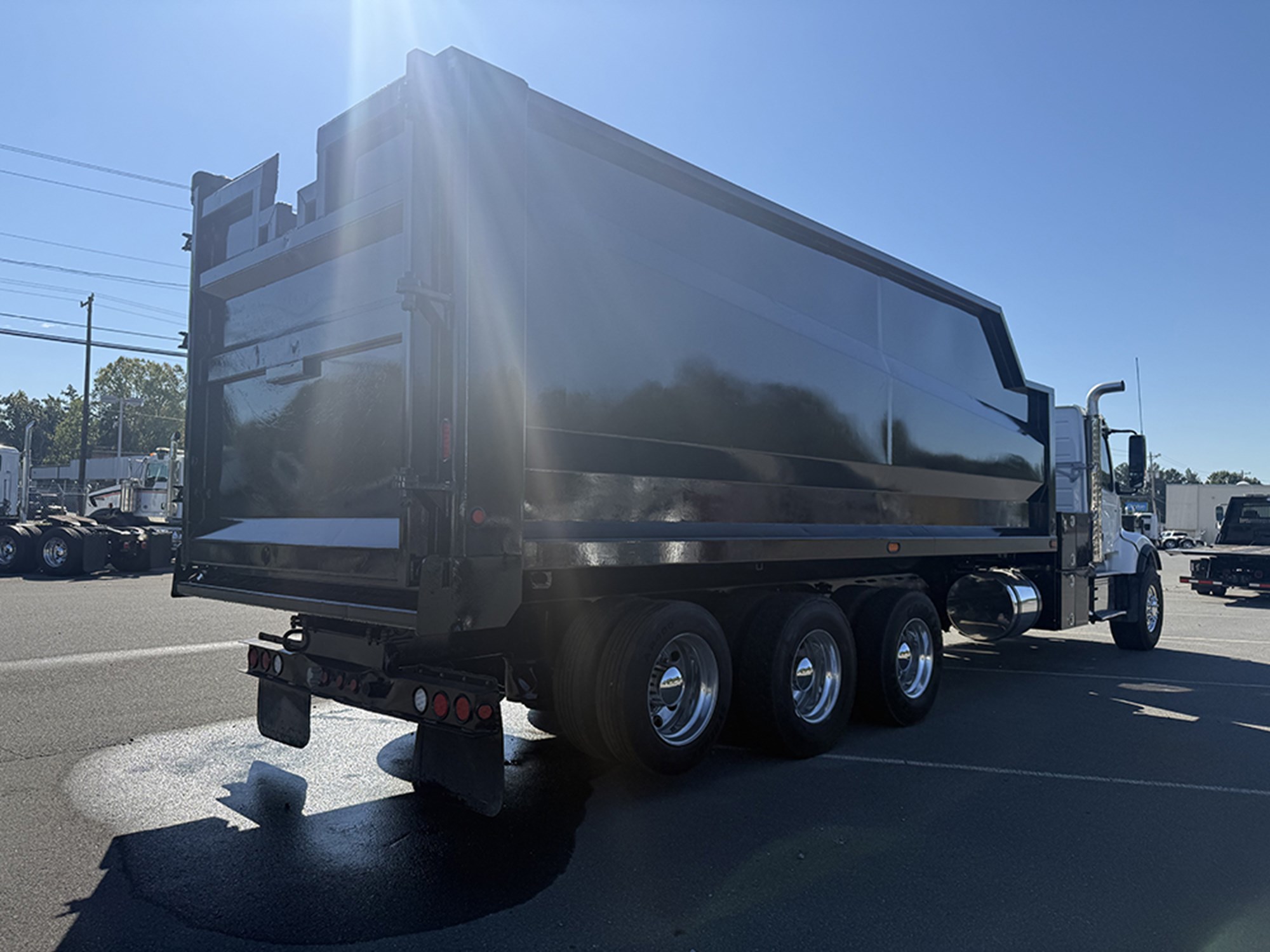 2020 Volvo VHD 2020 Volvo VHD - image 4 of 6
